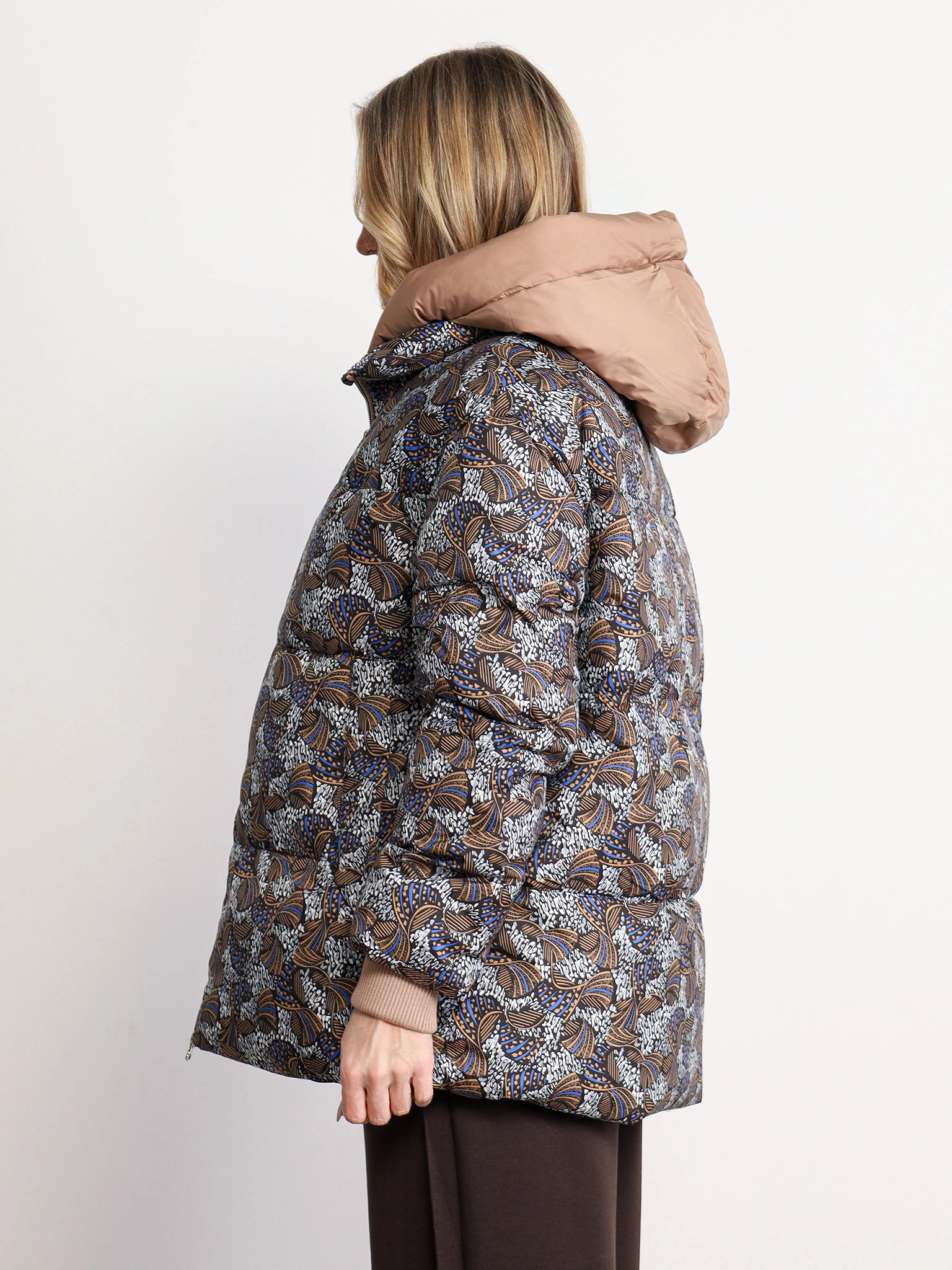 Пуховик с абстрактным принтом цвета мульти с капюшоном-манишкой